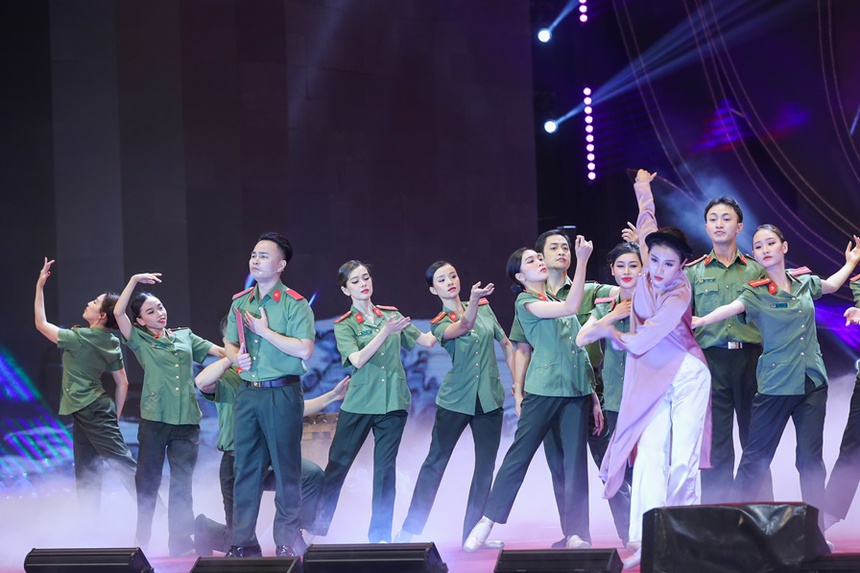 Ra mắt vở nhạc kịch 'Vinh quang trên vai những người anh hùng' - Ảnh 3. Ra mắt vở nhạc kịch 'Vinh quang trên vai những người anh hùng' - Ảnh 3.