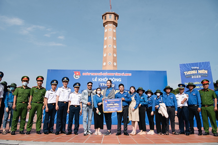 Hoa hậu Bảo Ngọc không ngại bùn đất, lăn xả trồng cây, tự tin diễn thuyết - Ảnh 1.