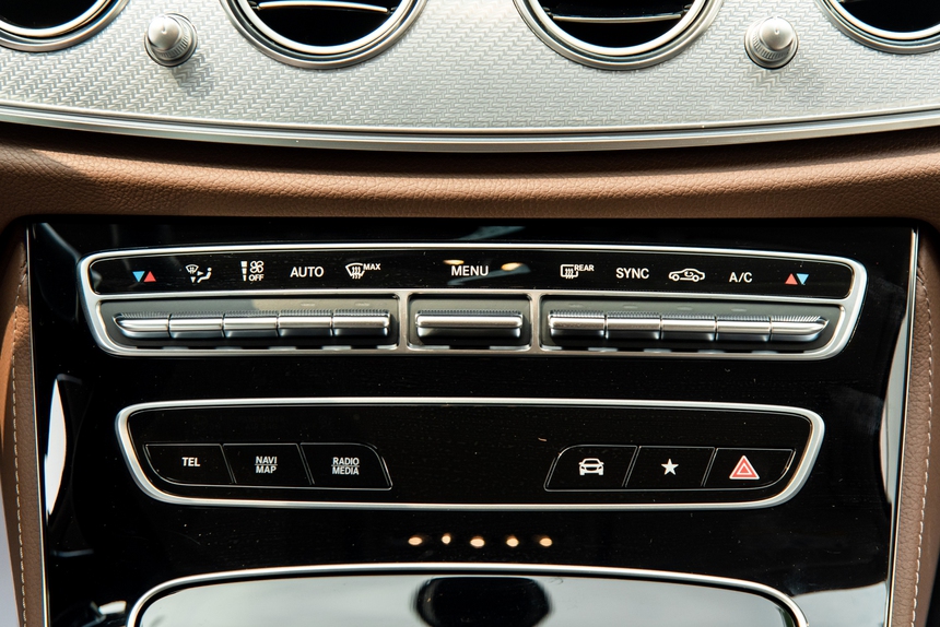 Chiếc Mercedes-Benz E 180 này sẽ giúp người mua tiết kiệm hơn 300 triệu đồng mà vẫn là chủ đầu tiên và mua được xe mới - Ảnh 12. Chiếc Mercedes-Benz E 180 này sẽ giúp người mua tiết kiệm hơn 300 triệu đồng mà vẫn là chủ đầu tiên và mua được xe mới - Ảnh 12.