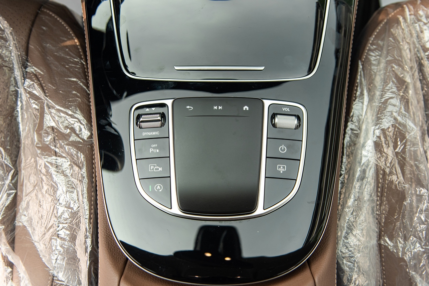 Chiếc Mercedes-Benz E 180 này sẽ giúp người mua tiết kiệm hơn 300 triệu đồng mà vẫn là chủ đầu tiên và mua được xe mới - Ảnh 13. Chiếc Mercedes-Benz E 180 này sẽ giúp người mua tiết kiệm hơn 300 triệu đồng mà vẫn là chủ đầu tiên và mua được xe mới - Ảnh 13.