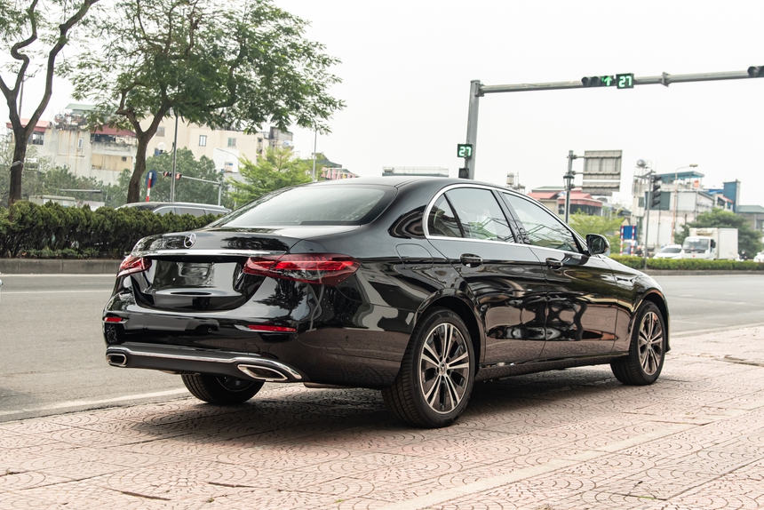 Chiếc Mercedes-Benz E 180 này sẽ giúp người mua tiết kiệm hơn 300 triệu đồng mà vẫn là chủ đầu tiên và mua được xe mới - Ảnh 5. Chiếc Mercedes-Benz E 180 này sẽ giúp người mua tiết kiệm hơn 300 triệu đồng mà vẫn là chủ đầu tiên và mua được xe mới - Ảnh 5.