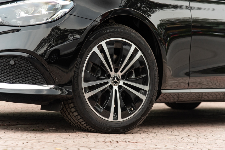 Chiếc Mercedes-Benz E 180 này sẽ giúp người mua tiết kiệm hơn 300 triệu đồng mà vẫn là chủ đầu tiên và mua được xe mới - Ảnh 6. Chiếc Mercedes-Benz E 180 này sẽ giúp người mua tiết kiệm hơn 300 triệu đồng mà vẫn là chủ đầu tiên và mua được xe mới - Ảnh 6.