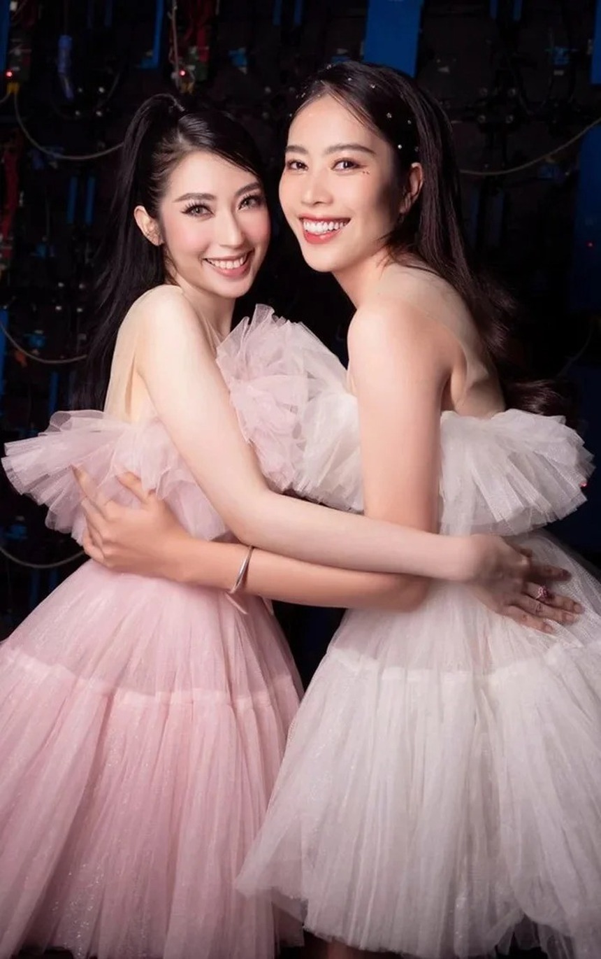 Nam Em bị chê thất lễ khi ngồi hát chung với đàn chị Khổng Tú Quỳnh - Ảnh 2.