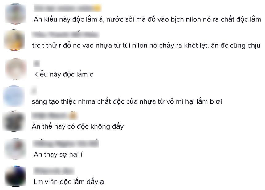 Sáng tạo cách ăn mì tôm không cần rửa bát nhưng cô gái lại khiến dân mạng tá hoả vì lo sợ độc hại - Ảnh 4. Sáng tạo cách ăn mì tôm không cần rửa bát nhưng cô gái lại khiến dân mạng tá hoả vì lo sợ độc hại - Ảnh 4.