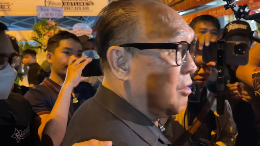 MC Quyền Linh chạy xe máy, Lệ Thủy và dàn sao Việt đến viếng cố NS Vũ Linh trong đêm - Ảnh 9. MC Quyền Linh chạy xe máy, Lệ Thủy và dàn sao Việt đến viếng cố NS Vũ Linh trong đêm - Ảnh 9.