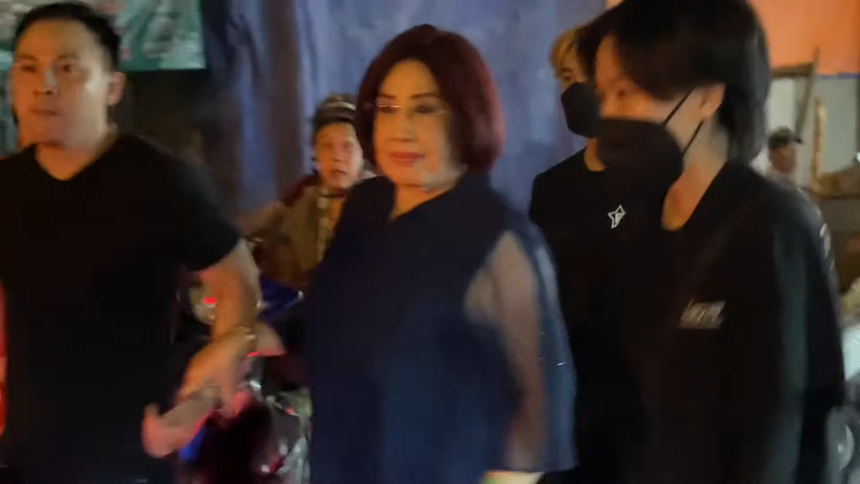 MC Quyền Linh chạy xe máy, Lệ Thủy và dàn sao Việt đến viếng cố NS Vũ Linh trong đêm - Ảnh 3. MC Quyền Linh chạy xe máy, Lệ Thủy và dàn sao Việt đến viếng cố NS Vũ Linh trong đêm - Ảnh 3.