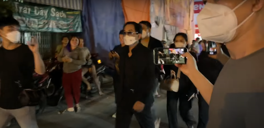 MC Quyền Linh chạy xe máy, Lệ Thủy và dàn sao Việt đến viếng cố NS Vũ Linh trong đêm - Ảnh 6. MC Quyền Linh chạy xe máy, Lệ Thủy và dàn sao Việt đến viếng cố NS Vũ Linh trong đêm - Ảnh 6.