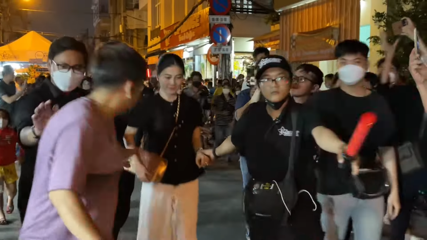 MC Quyền Linh chạy xe máy, Lệ Thủy và dàn sao Việt đến viếng cố NS Vũ Linh trong đêm - Ảnh 8. MC Quyền Linh chạy xe máy, Lệ Thủy và dàn sao Việt đến viếng cố NS Vũ Linh trong đêm - Ảnh 8.