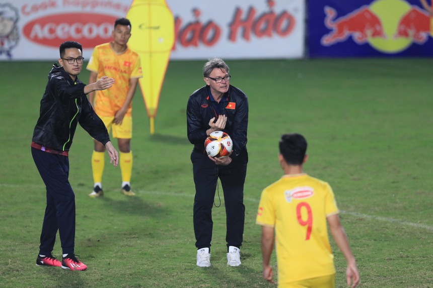 U23 Việt Nam chỉ tập đỡ bóng: Hổng căn bản hay bài học cần phải có? - Ảnh 1. U23 Việt Nam chỉ tập đỡ bóng: Hổng căn bản hay bài học cần phải có? - Ảnh 1.