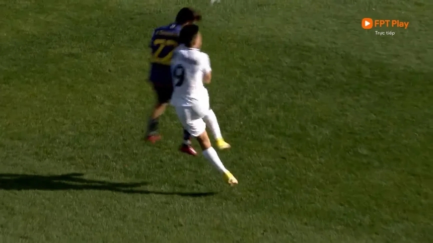 Cận cảnh pha va chạm khiến tiền đạo U20 Kyrgyzstan phải nằm sân