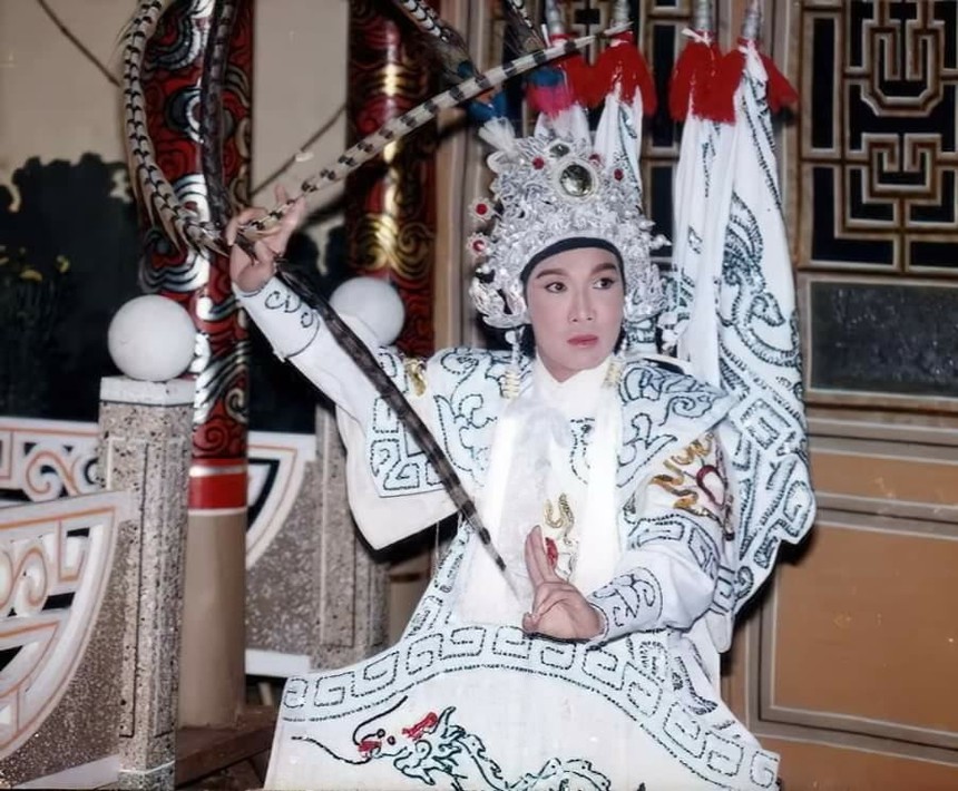 NSƯT Vũ Linh: Đi diễn 12 ngàn khán giả tới xem, quần áo hai người may không kịp - Ảnh 1.