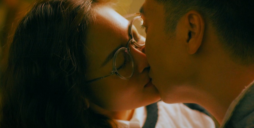 Cùng đã có vợ nhưng 2 nam diễn viên phim VTV hot nhất hiện nay có cảnh hôn khác xa nhau! - Ảnh 5. Cùng đã có vợ nhưng 2 nam diễn viên phim VTV hot nhất hiện nay có cảnh hôn khác xa nhau! - Ảnh 5.