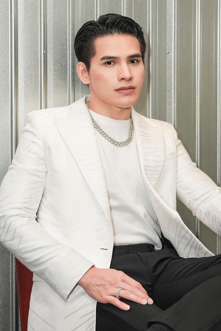 1 bản tình ca 2 "số phận": Hoài Lâm hát da diết buồn não lòng còn rơi vào tay 1 nam ca sĩ khác thì vui vẻ lạ thường - Ảnh 4. 1 bản tình ca 2 "số phận": Hoài Lâm hát da diết buồn não lòng còn rơi vào tay 1 nam ca sĩ khác thì vui vẻ lạ thường - Ảnh 4.