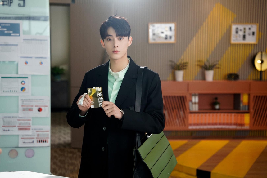 Vương Hạc Đệ trong phim công sở siêu hot 'Hôm nay phải cố lên' có gì khác với thời đóng cặp với Ngu Thư Hân - Ảnh 8. Vương Hạc Đệ trong phim công sở siêu hot 'Hôm nay phải cố lên' có gì khác với thời đóng cặp với Ngu Thư Hân - Ảnh 8.