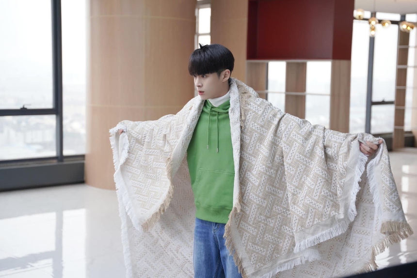 Vương Hạc Đệ trong phim công sở siêu hot 'Hôm nay phải cố lên' có gì khác với thời đóng cặp với Ngu Thư Hân - Ảnh 4. Vương Hạc Đệ trong phim công sở siêu hot 'Hôm nay phải cố lên' có gì khác với thời đóng cặp với Ngu Thư Hân - Ảnh 4.