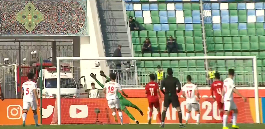 HLV Anh Tuấn ôm đầu tiếc nuối khi Văn Khang suýt lập siêu phẩm đá phạt - Ảnh 2.