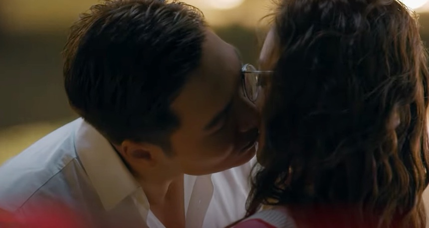 Cùng đã có vợ nhưng 2 nam diễn viên phim VTV hot nhất hiện nay có cảnh hôn khác xa nhau! - Ảnh 4. Cùng đã có vợ nhưng 2 nam diễn viên phim VTV hot nhất hiện nay có cảnh hôn khác xa nhau! - Ảnh 4.