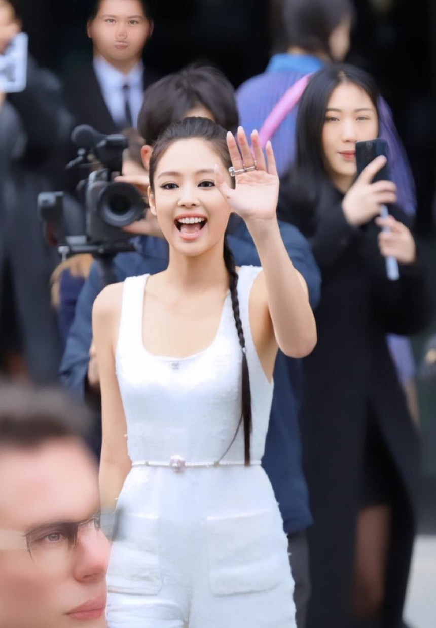 Jennie 'thiêu rụi' show Chanel: Tóc xinh, gương mặt cá tính nhưng trang phục lạ hoắc chưa từng thấy - Ảnh 2.