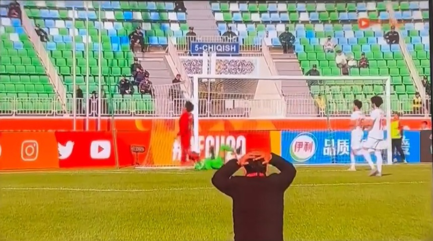 HLV Anh Tuấn ôm đầu tiếc nuối khi Văn Khang suýt lập siêu phẩm đá phạt - Ảnh 3.