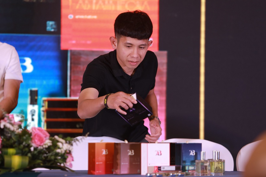 Dàn cầu thủ bóng đá Việt Nam hội tụ ở sự kiện ra mắt Thương hiệu nước hoa T-AB Paris - Ảnh 4. Dàn cầu thủ bóng đá Việt Nam hội tụ ở sự kiện ra mắt Thương hiệu nước hoa T-AB Paris - Ảnh 4.