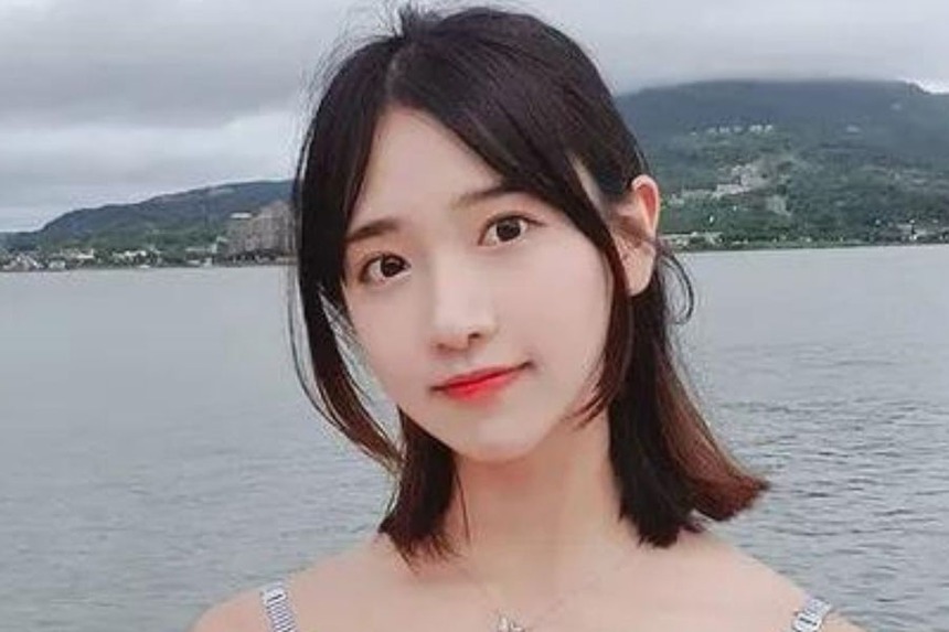 Mải nhìn điện thoại khi phát sóng, nữ streamer hụt chân rơi xuống hố tử thần, suýt thì gặp nạn lớn - Ảnh 1.