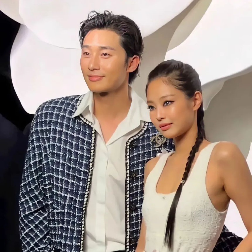 Show Chanel 'cháy' phết: Jennie ngượng ngùng trước bạn thân của 'tình tin đồn', Châu Bùi có còn nổi bật giữa sự kiện? - Ảnh 5.