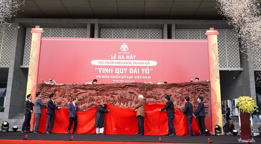 Nghệ nhân tranh gỗ kể về quá trình thực hiện tác phẩm kỷ lục Việt Nam - Ảnh 1.