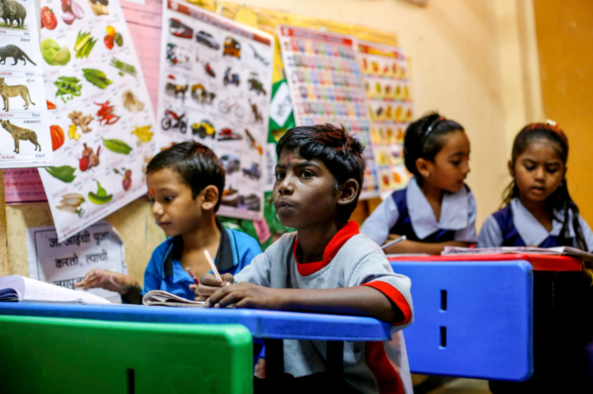 Ngán ngẩm với cảnh người dân "dán mắt" vào điện thoại, ngôi làng ra lệnh giờ giới nghiêm dùng thiết bị điện tử, ai vi phạm sẽ bị tăng thuế - Ảnh 4. Ngán ngẩm với cảnh người dân "dán mắt" vào điện thoại, ngôi làng ra lệnh giờ giới nghiêm dùng thiết bị điện tử, ai vi phạm sẽ bị tăng thuế - Ảnh 4.