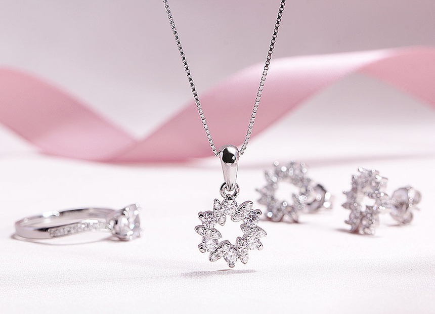 Sôi động thị trường hoa và quà tặng dịp 8/3 - Ảnh 3.