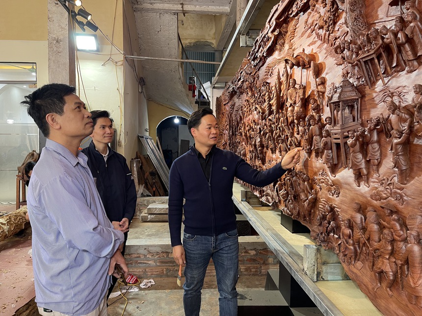 Nghệ nhân tranh gỗ kể về quá trình thực hiện tác phẩm kỷ lục Việt Nam - Ảnh 1.