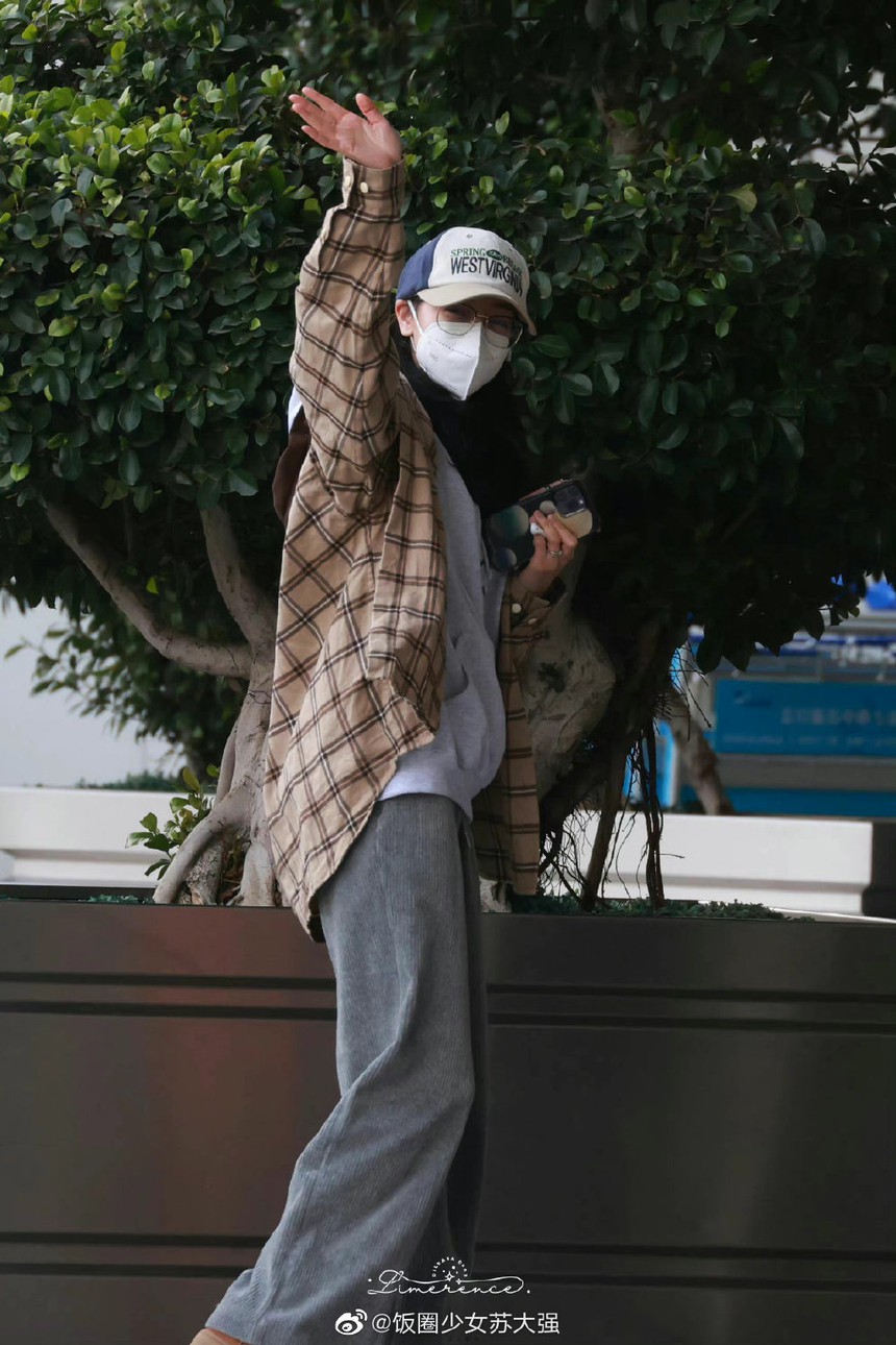 Địch Lệ Nhiệt Ba gây hoang mang khi đeo nhẫn kim cương ở ngón áp út - Ảnh 2.