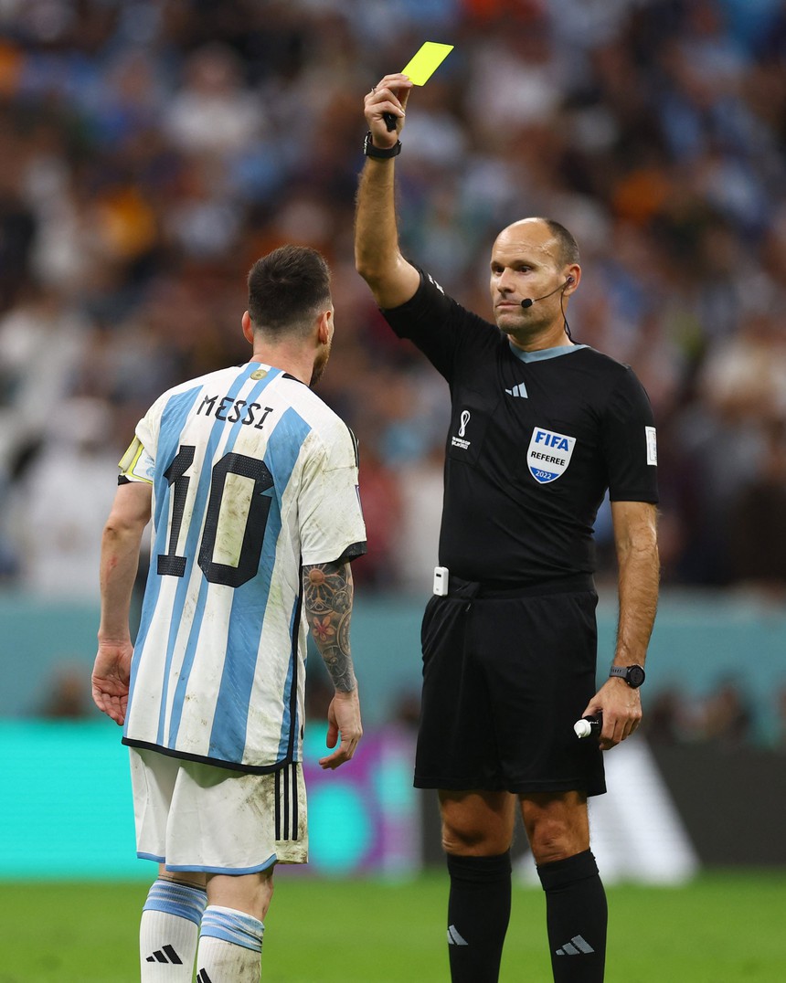 Ronaldo hội ngộ trọng tài từng khiến Messi nổi đoá ở trận 'Kinh điển' Saudi League - Ảnh 2. Ronaldo hội ngộ trọng tài từng khiến Messi nổi đoá ở trận 'Kinh điển' Saudi League - Ảnh 2.