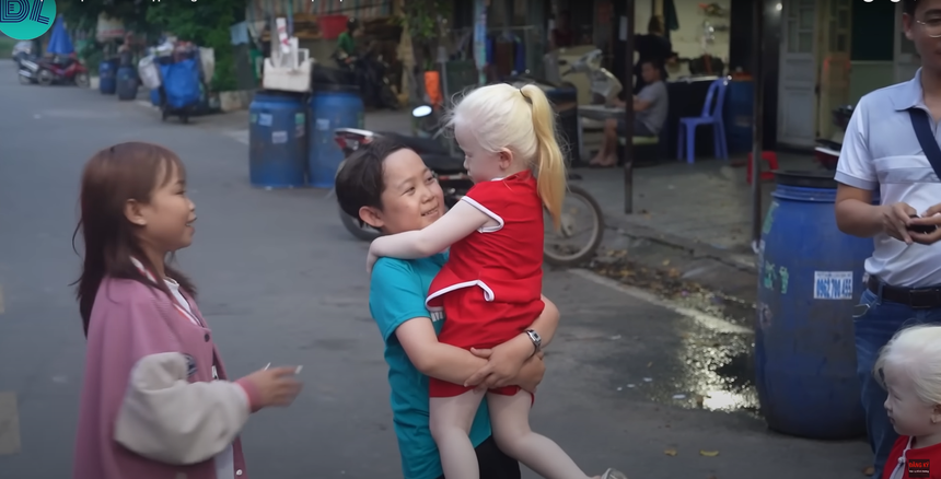 Đẻ ra cặp song sinh kỳ lạ, vợ chồng Sóc Trăng tuyệt vọng, 4 năm sau bỗng nổi tiếng khắp vùng - Ảnh 6.