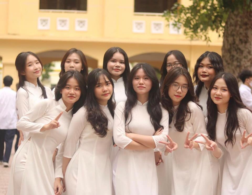 Nữ sinh Phan Đình Phùng "xinh xỉu" trong tà áo dài mừng 8-3: Không hổ danh là trường của nam thanh nữ tú! - Ảnh 1.