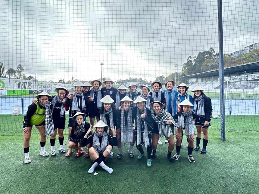 Huỳnh Như mang nón lá, khăn rằn, mứt dừa sang Bồ Đào Nha tặng đồng đội Lank FC - Ảnh 4.