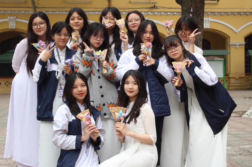 Nữ sinh Phan Đình Phùng "xinh xỉu" trong tà áo dài mừng 8-3: Không hổ danh là trường của nam thanh nữ tú! - Ảnh 7.