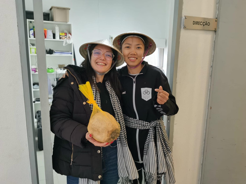 Huỳnh Như mang nón lá, khăn rằn, mứt dừa sang Bồ Đào Nha tặng đồng đội Lank FC - Ảnh 2.