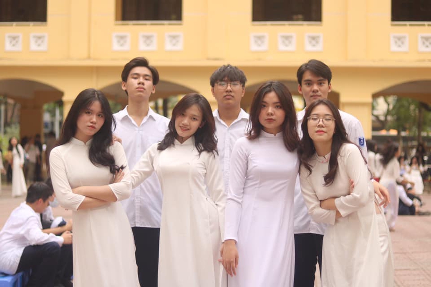 Nữ sinh Phan Đình Phùng "xinh xỉu" trong tà áo dài mừng 8-3: Không hổ danh là trường của nam thanh nữ tú! - Ảnh 2.