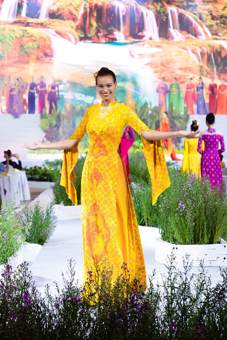 NTK Đỗ Trịnh Hoài Nam và 300 nhân công tạo nên BST áo dài dát vàng 'Suối nguồn' - Ảnh 5.