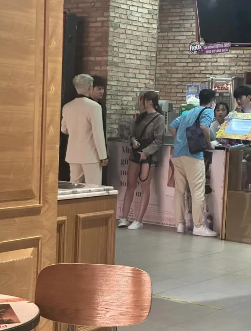 Trấn Thành lộ diện sau loạt ồn ào, cùng đi ăn tối với 3 người phụ nữ đặc biệt - Ảnh 3. Trấn Thành lộ diện sau loạt ồn ào, cùng đi ăn tối với 3 người phụ nữ đặc biệt - Ảnh 3.