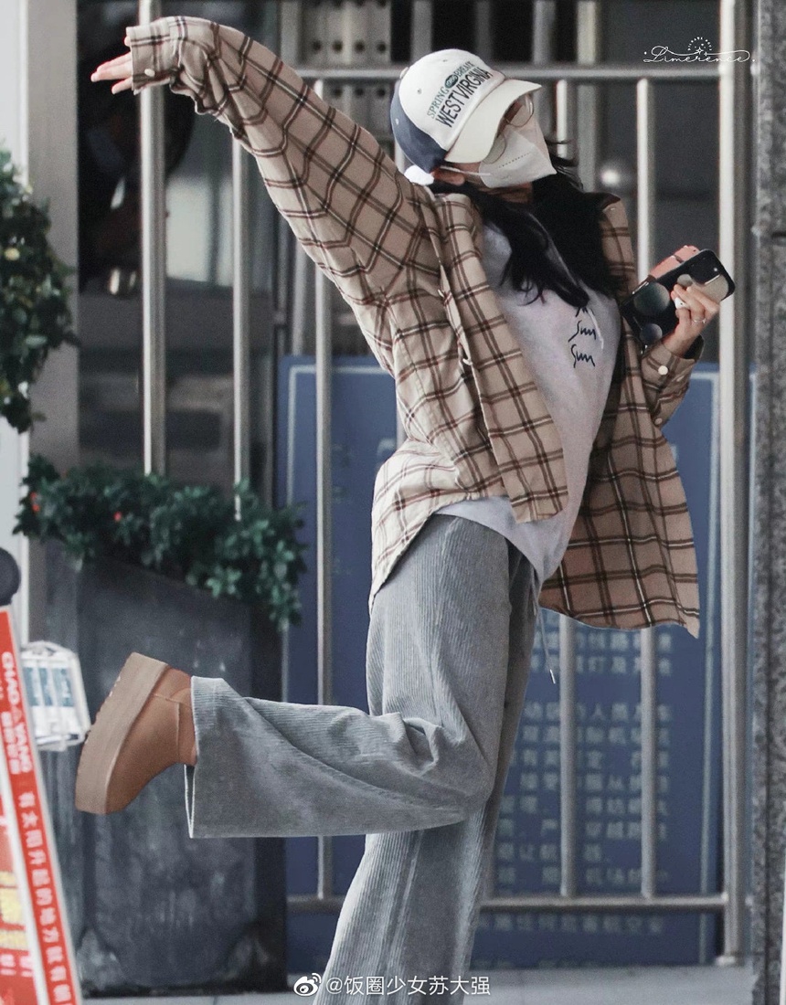 Địch Lệ Nhiệt Ba gây hoang mang khi đeo nhẫn kim cương ở ngón áp út - Ảnh 1.