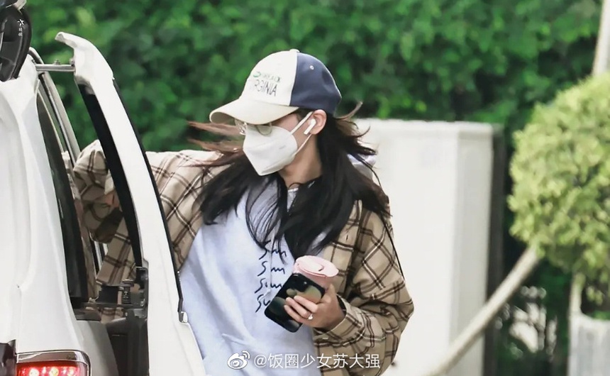 Địch Lệ Nhiệt Ba gây hoang mang khi đeo nhẫn kim cương ở ngón áp út - Ảnh 3.