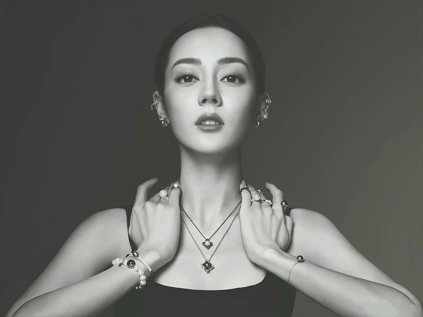 Địch Lệ Nhiệt Ba gây hoang mang khi đeo nhẫn kim cương ở ngón áp út - Ảnh 7.