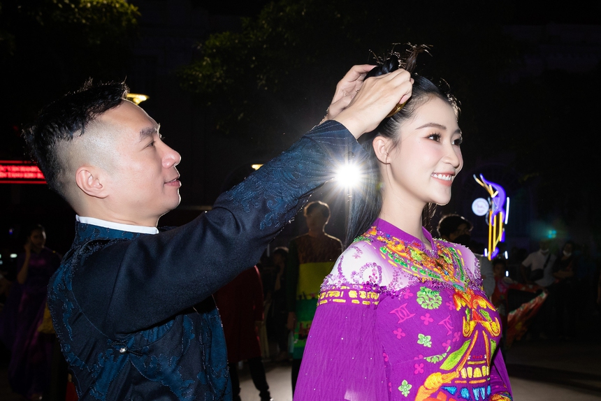 NTK Đỗ Trịnh Hoài Nam và 300 nhân công tạo nên BST áo dài dát vàng 'Suối nguồn' - Ảnh 3.