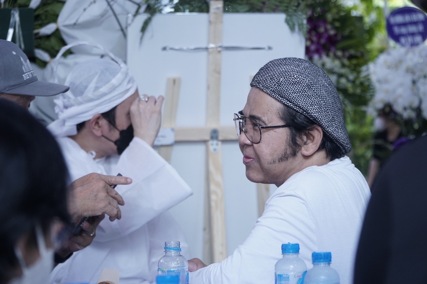 Vợ chồng Thu Trang, Thương Tín và dàn sao đến viếng, Ngọc Huyền tất bật lo liệu tang lễ cố NS Vũ Linh - Ảnh 9.