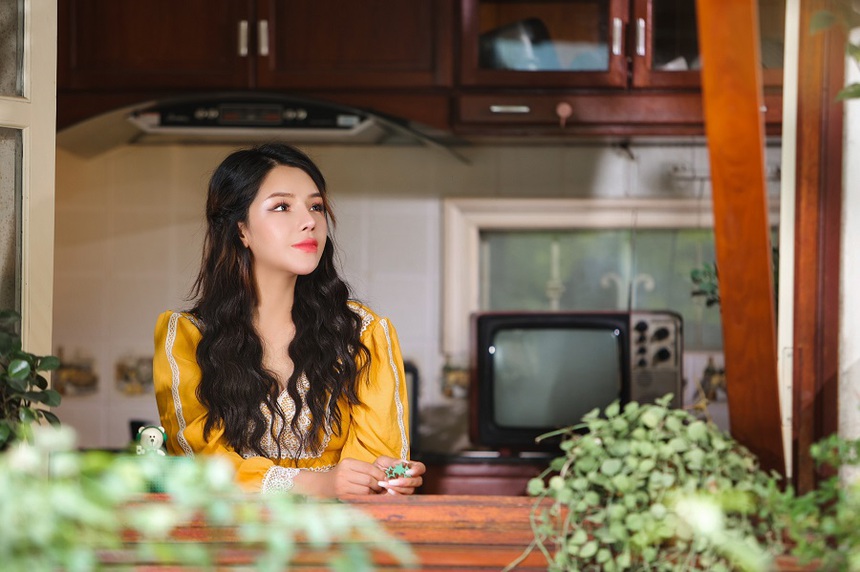 Tô Ngọc Hà tươi mới trong MV 'Kẹp tóc màu xanh' - Ảnh 2.