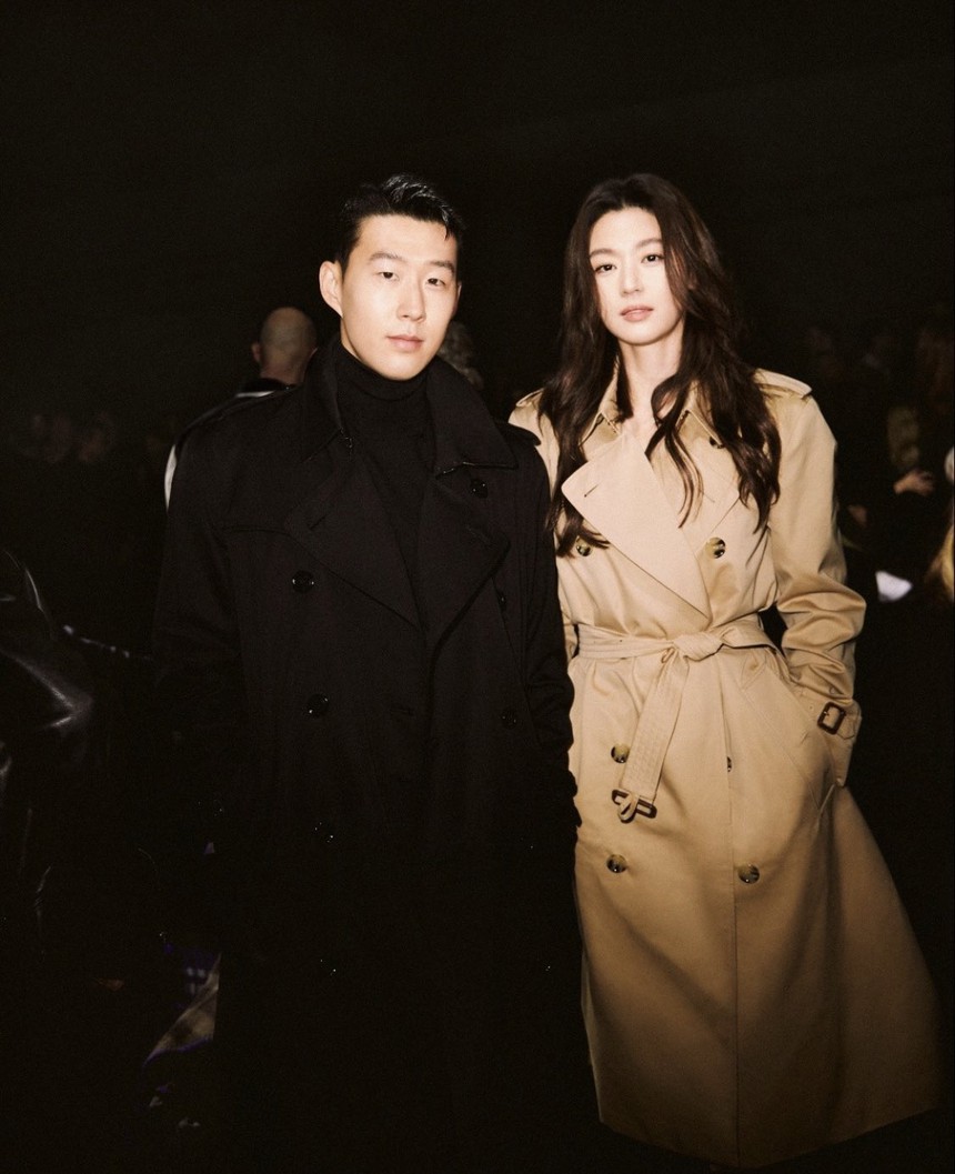 Loạt ảnh gấp đôi visual mùa Fashion Week 2023: Song Hye Kyo - Jeon Ji Hyun ''lão hóa ngược'' bên trai trẻ, Jennie ốm mà vẫn sang, Lưu Diệc Phi gây sốc visual - Ảnh 8.