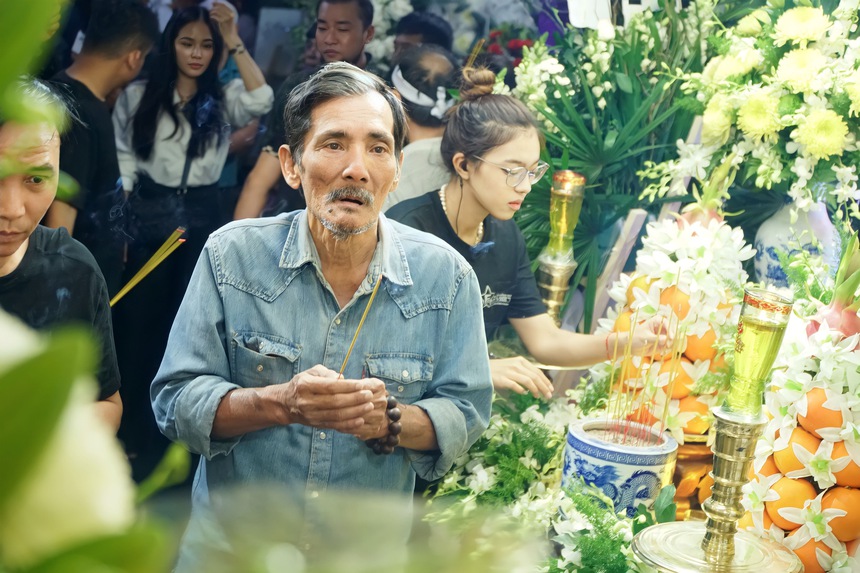Vợ chồng Thu Trang, Thương Tín và dàn sao đến viếng, Ngọc Huyền tất bật lo liệu tang lễ cố NS Vũ Linh - Ảnh 5.