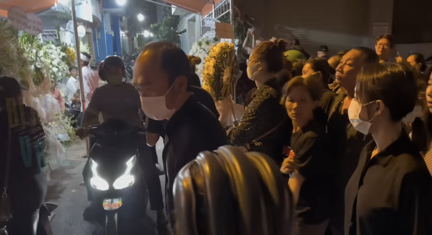 Vợ chồng Thu Trang, Thương Tín và dàn sao đến viếng, Ngọc Huyền tất bật lo liệu tang lễ cố NS Vũ Linh - Ảnh 7.