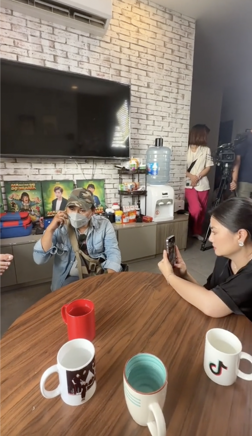 Long Chun kể chuyện cảnh lừa như phim khi đang quay phim: Đạo diễn bị kẻ gian gọi điện lừa đảo con đang cấp cứu và đòi chuyển 30 triệu - Ảnh 2. Long Chun kể chuyện cảnh lừa như phim khi đang quay phim: Đạo diễn bị kẻ gian gọi điện lừa đảo con đang cấp cứu và đòi chuyển 30 triệu - Ảnh 2.